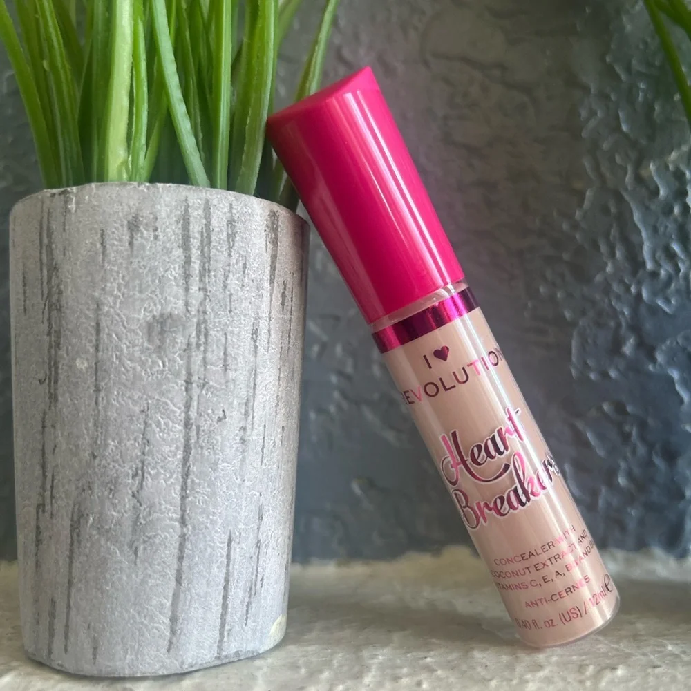 Revolution Heartbreak Concealer Buttermilk with Pink Heart Cap NWT